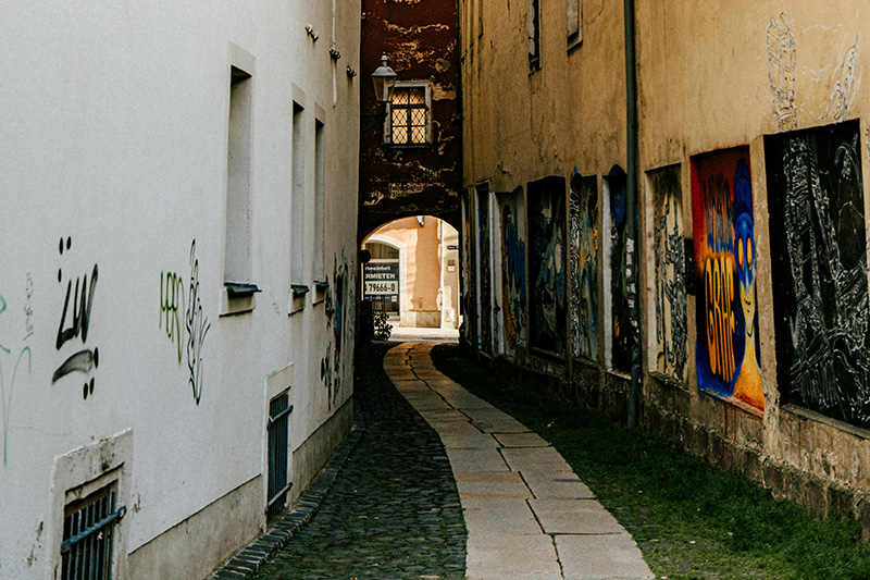 How can the spraying process be used to construct a corrosion protection coating system for valve pipelines?